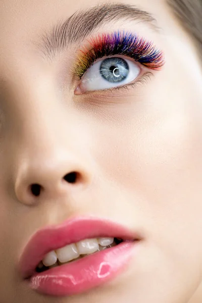 Όμορφη Νεαρή Γυναίκα Χρωματιστές Βλεφαρίδες Ουράνιο Τόξο Και Φωτεινό Μακιγιάζ — Φωτογραφία Αρχείου