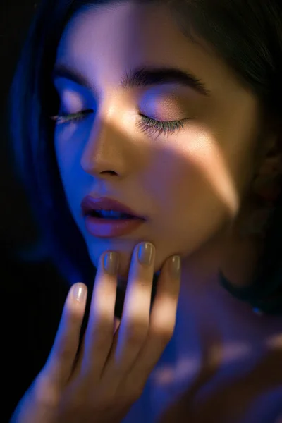 Piękna Młoda Kobieta Czystą Idealną Skórą Neonowym Świetle Studyjnym Światłem — Zdjęcie stockowe
