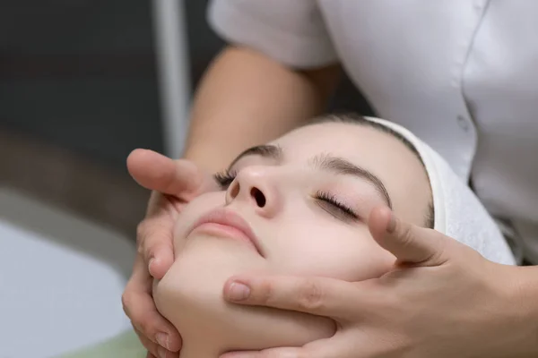 Massaggio Viso Primo Piano Della Giovane Donna Che Riceve Trattamento — Foto Stock