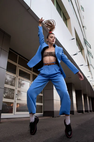 Όμορφη Νεαρή Γυναίκα Μπλε Κοστούμι Χορεύει Δρόμο Της Πόλης Μοντέλο — Φωτογραφία Αρχείου