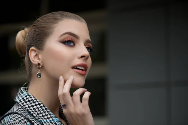 Mooie Stijlvolle Jonge Vrouw Een Jas Loopt Langs Straat Portret — Stockfoto