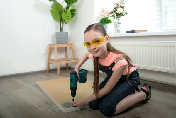 Niña Con Herramientas Destornillador Reparar Muebles Suelo Habitación Profesiones Carrera — Foto de Stock