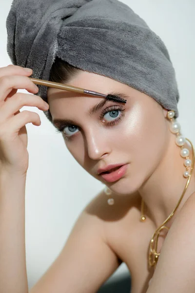 Piękna Młoda Kobieta Czystą Idealną Cerą Perłowymi Kolczykami Złotą Biżuterią — Zdjęcie stockowe