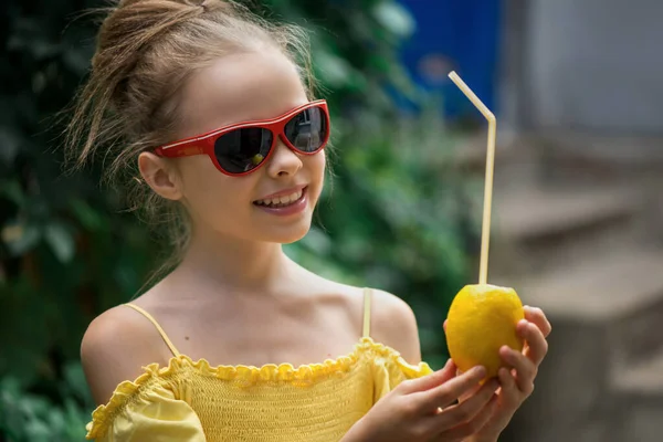 Güneş Gözlüklü Şirin Kız Limon Suyu Mocktail Limonata Gibi Limon — Stok fotoğraf