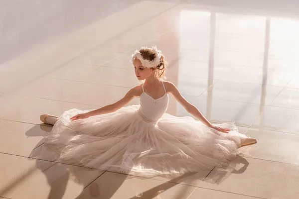 Mignonne Petite Ballerine Costume Ballet Blanc Chaussures Pointes Pose Sur — Photo