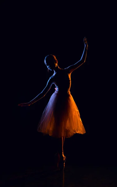 Mladá Baletka Pózuje Studiu Smíšeném Světle Silueta Malé Baletní Tanečnice — Stock fotografie