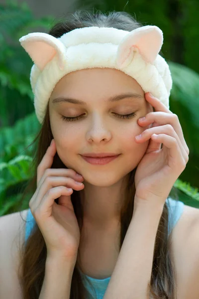 Hermosa Niña Adolescente Con Diadema Gato Divertido Frente Sonriente Fondo Imágenes De Stock Sin Royalties Gratis