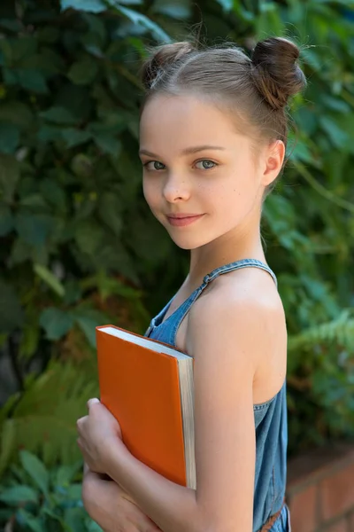 Menina Bonito Feliz Roupas Casuais Fica Sozinho Livre Menina Legal Imagem De Stock