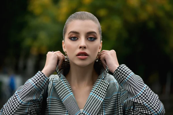 Bella Giovane Donna Elegante Cappotto Cammina Lungo Strada Ritratto Una Foto Stock