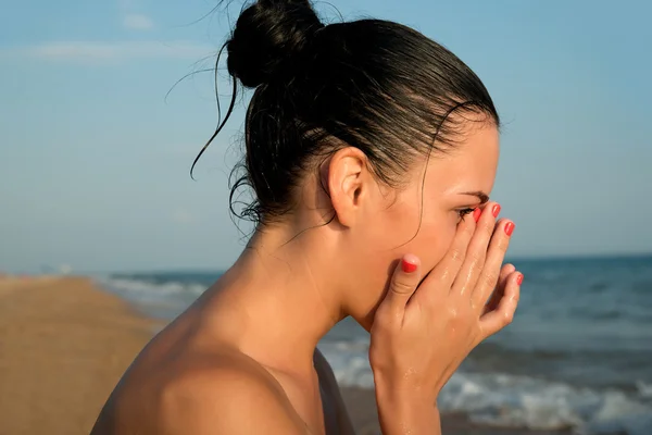 Close-up of a young woman  rubbing  irritated sensitive eyes on — Stock Photo, Image