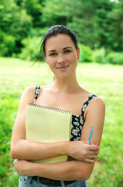 Student studying outdoor in park — Stock Photo, Image