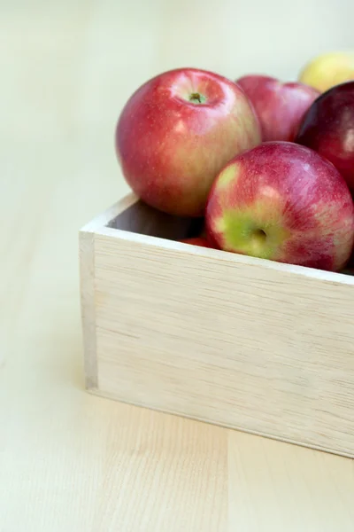 Appels in de houten doos op de tafel, close-up — Stockfoto