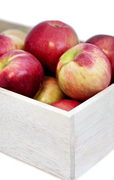 Jabłka w drewniane pudełko na stole, z bliska — Zdjęcie stockowe
