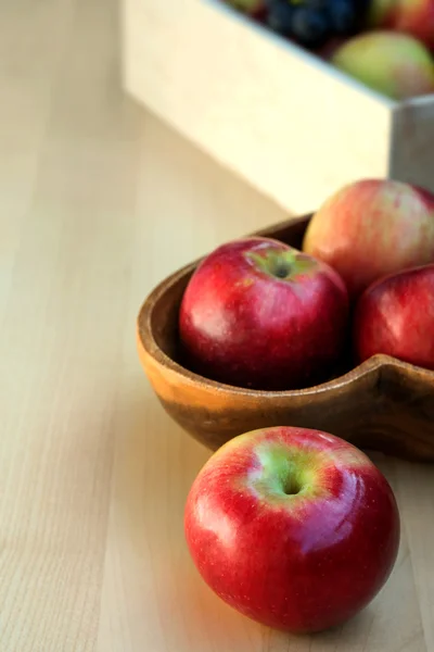 Äpfel und Trauben in einer Holzkiste, Nahaufnahme, selektiver Fokus — Stockfoto