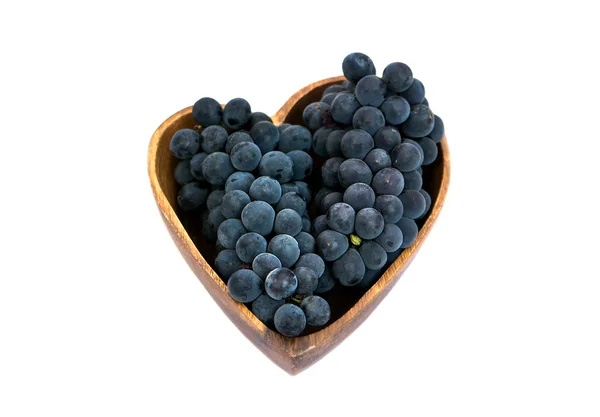 Winogron w płyty drewniane kształt serca — Zdjęcie stockowe