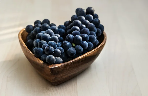 Uvas em forma de coração placa de madeira — Fotografia de Stock