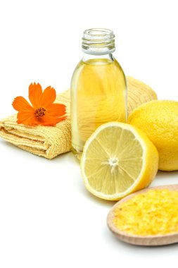 Spa ve sağlıklı yaşam ayarı deniz tuzu, özü yağı ve limon ile