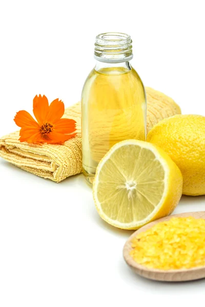 Spa ve sağlıklı yaşam ayarı deniz tuzu, özü yağı ve limon ile