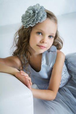 Güzel kız kanepede oturuyor