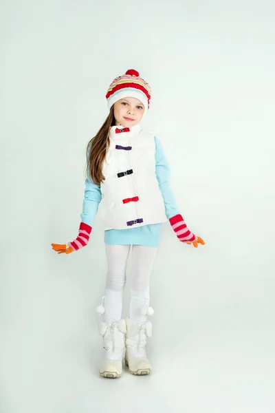 Nettes Mädchen in Winterkleidung mit einem weißen leeren Blatt Papier. — Stockfoto