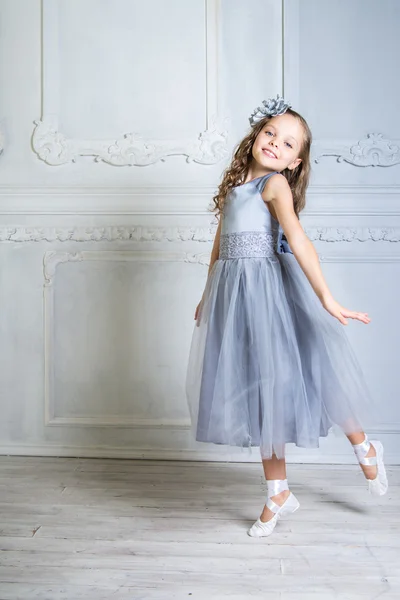 Menina bonita em vestido cinza — Fotografia de Stock