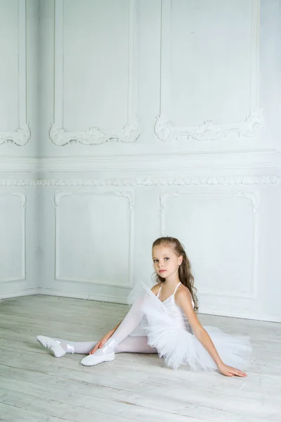 Молодая балерина в игривом настроении — стоковое фото