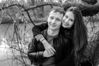 Açık havada aşık genç bir çift