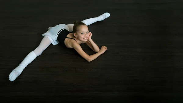Um pouco adorável jovem bailarina — Fotografia de Stock