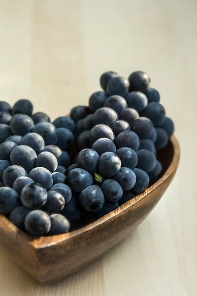 Uvas en forma de corazón plato de madera — Foto de Stock