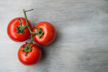 Taze kırmızı lezzetli kiraz domates