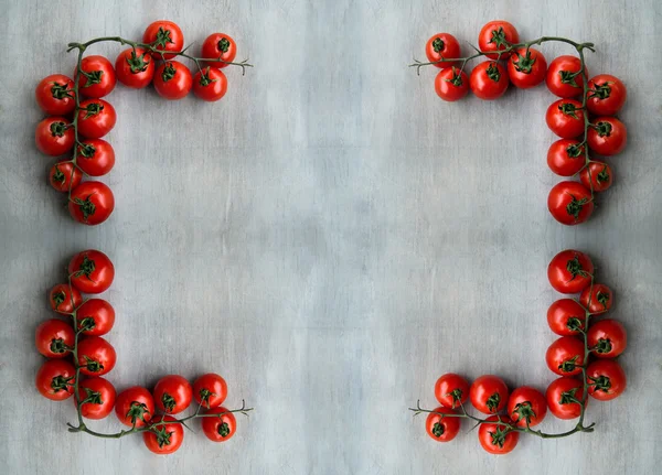Kulma tuoreita punaisia herkullisia tomaatteja — kuvapankkivalokuva