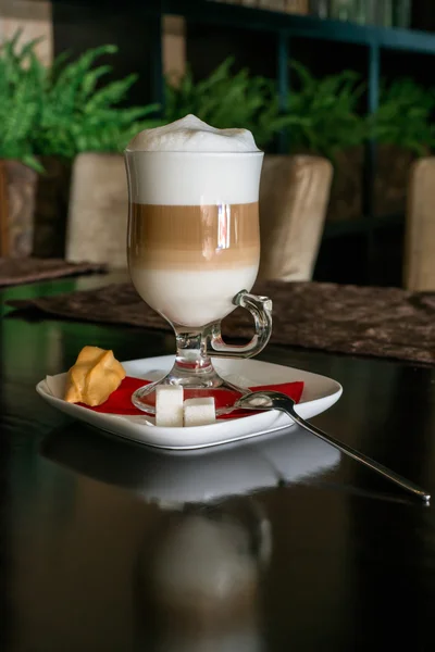 Café Latte em vidro transparente — Fotografia de Stock