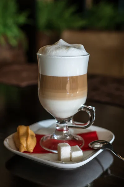 Kaffee Latte in transparentem Glas — Stockfoto