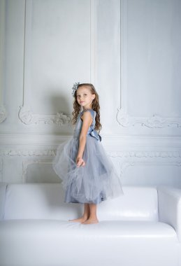 Kız kanepede oturuyor