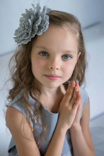 Girl is sitting on the sofa — Stock Photo, Image