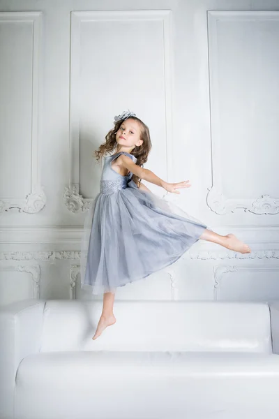 Girl is sitting on the sofa — Stock Photo, Image