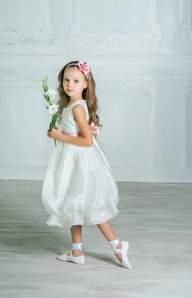 Děvčátko v bílých šatech a květina — Stock fotografie