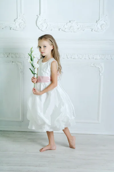 Menina em vestido branco e flor — Fotografia de Stock