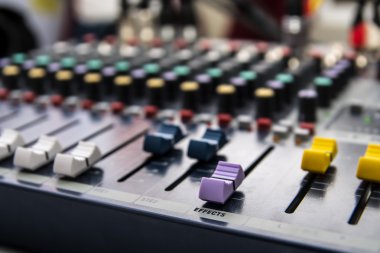 ses karıştırıcı kontrol paneli