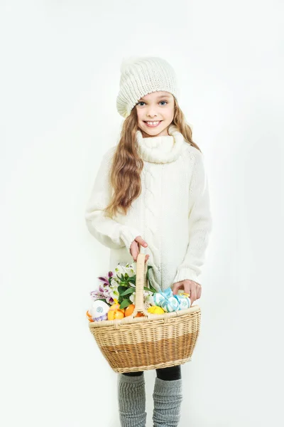 Sorrindo menina com cesta — Fotografia de Stock