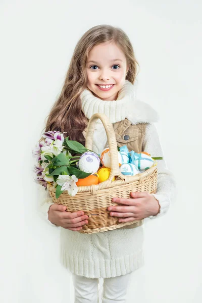 Lächelndes kleines Mädchen mit Korb — Stockfoto