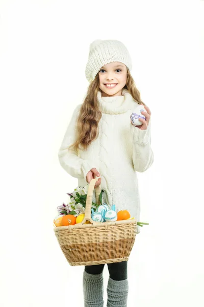 Sorrindo menina com cesta — Fotografia de Stock