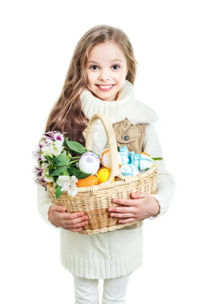 Lächelndes kleines Mädchen mit Korb — Stockfoto