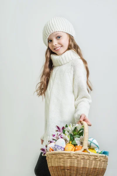 Sorrindo menina com cesta — Fotografia de Stock