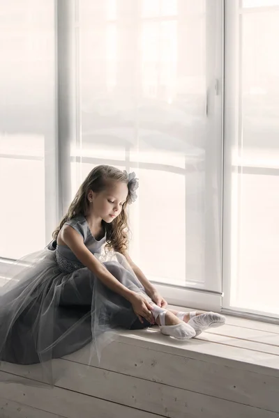 Gri elbiseli küçük balerin — Stok fotoğraf