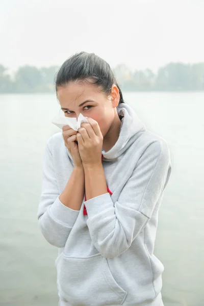 Kvinna med nos eller allergi reaktion — Stockfoto