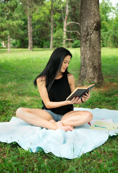 Student studying outdoor in park — Stock Photo, Image