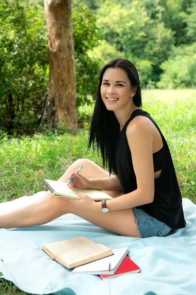 Student studying outdoor in park — Stock Photo, Image