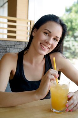 Bir kafede limonata içmek kadın