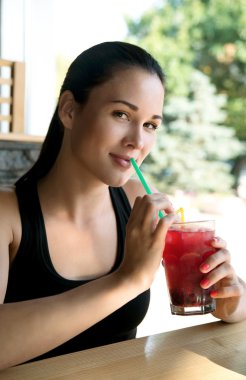 Bir kafede limonata içmek kadın